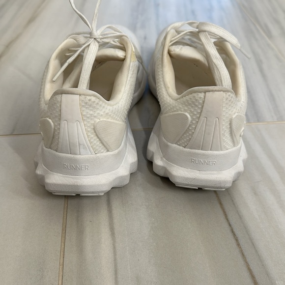 Alo Yoga Trainers - Picture 3 of 6